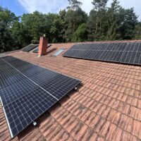 Fotovoltaika Kudlovice – panely AIKO Neostar 2S na střeše rodinného domu